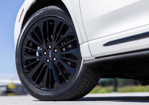 The stylish blacked-out 20-inch wheels from the available Jet Appearance Package are shown. | Sheehy Lincoln of Richmond in Richmond VA